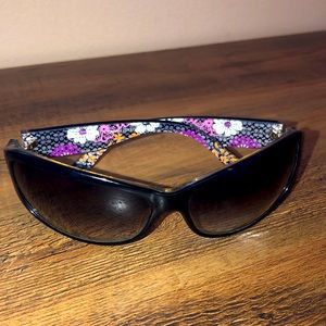 ⭐️ COACH ⭐️ Black SARAH BRAND NEW Sunglasses, flower & C pattern inside.